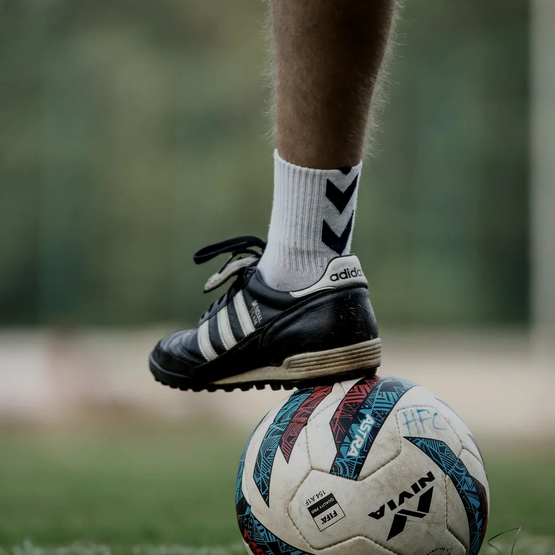 Chuteira sobre bola de futebol