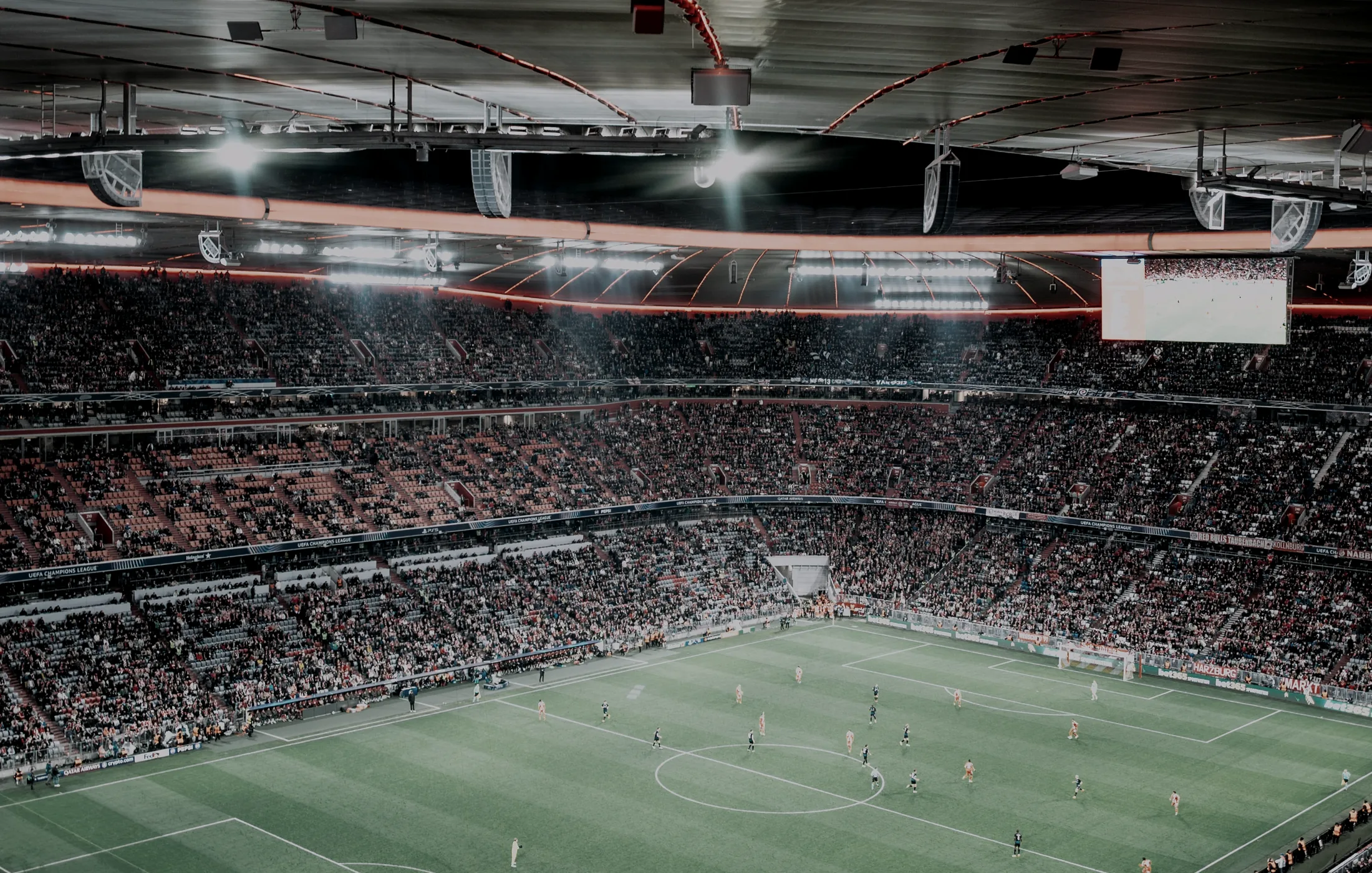 Estádio de futebol lotado visto de cima