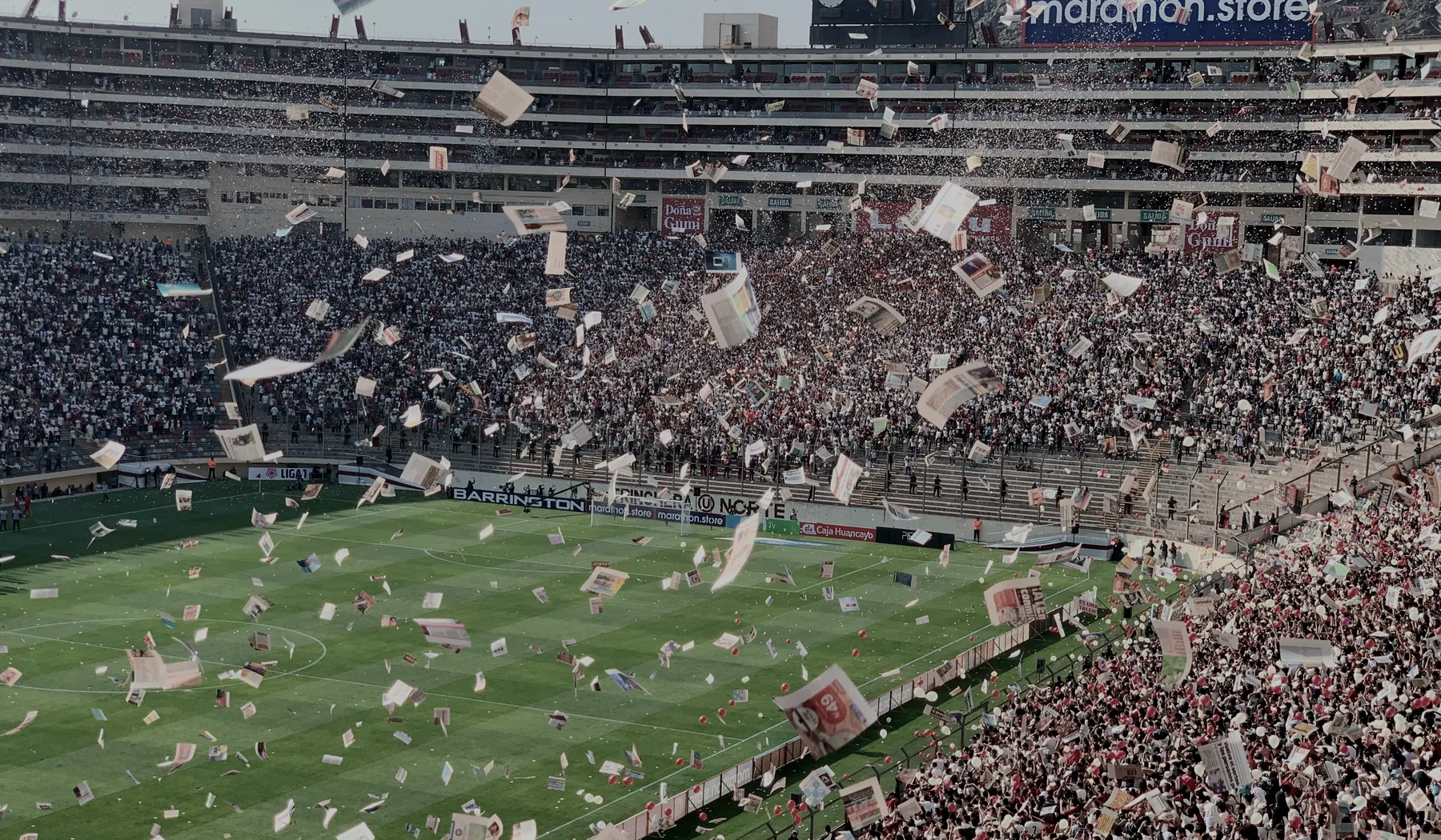 Torcida com papéis no estádio
